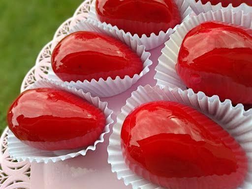 Morango do amor: doce viralizado pode ser perigoso para dentes e próteses, alerta especialista.