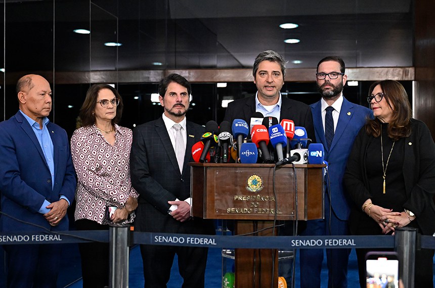 Parlamentares da Oposição divulgaram declarações de repúdio a medidas cautelares contra Jair Bolsonaro