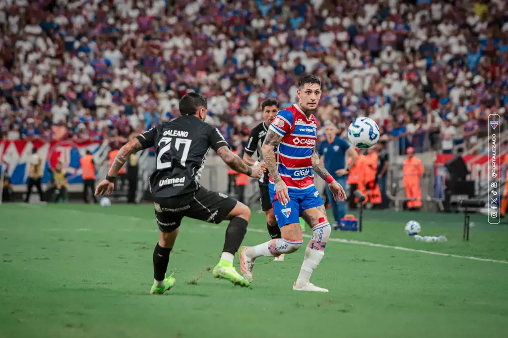 Galeano, do Ceará, e jogador do Fortaleza disputam a bola em mais um Clássico-Rei na Arena Castelão.