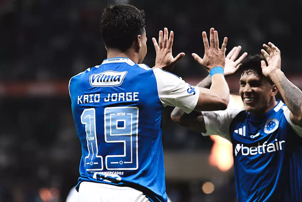 Kaio Jorge comemora com companheiro após marcar um dos seus três gols na vitória do Cruzeiro sobre o Grêmio no Mineirão.
