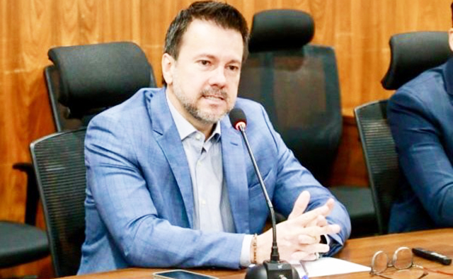 O advogado tributarista Leonardo Loubet durante palestra sobre os impactos da reforma tributária no agronegócio, na sede da OAB/MS, em Campo Grande.