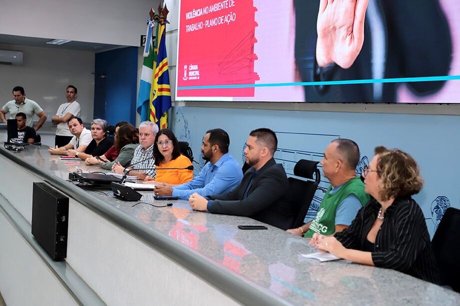 Participantes da audiência pública realizada nesta segunda-feira (14), na Câmara de Campo Grande, discutem plano de ação para combater a violência contra profissionais da saúde.