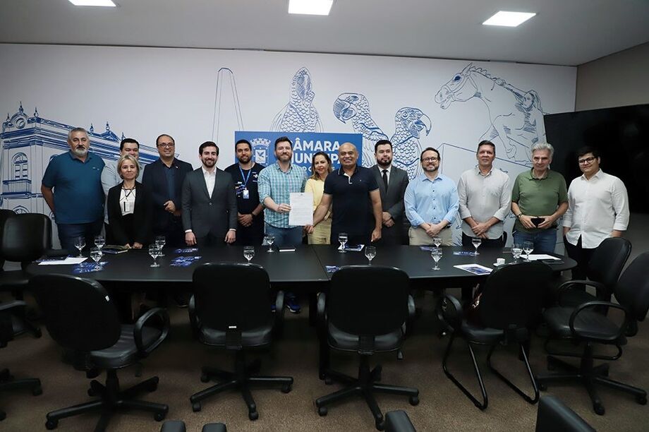 Representantes da Câmara de Campo Grande e de instituições públicas e privadas discutem ações para integrar a Capital à Rota Bioceânica, em reunião da Frente Parlamentar nesta segunda-feira (14).