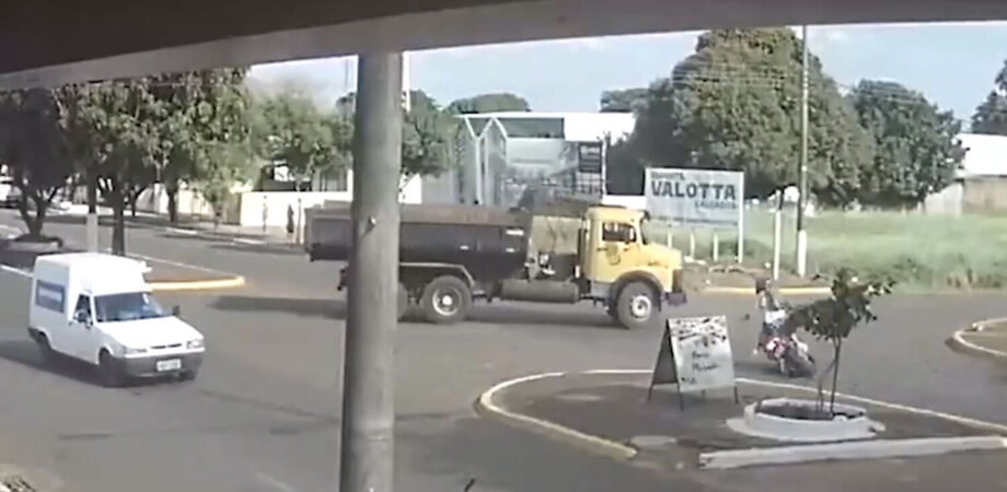 Em Amambai, caminhão caçamba invade preferencial e colide com motociclista, em outro acidente grave registrado no mesmo dia da morte da criança indígena na MS-156.