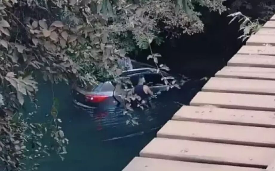 Carro que caiu na ponte sobre o Rio Ivinhema, na MS-141, onde mãe e filha morreram no acidente