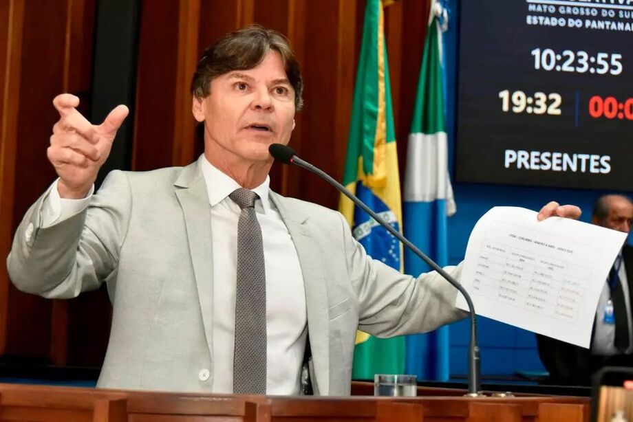 Deputado Paulo Duarte durante sessão na Assembleia Legislativa de Mato Grosso do Sul, apresentando documentos e discursando