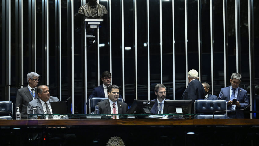 O texto foi incluído pelo presidente da Casa, Davi Alcolumbre (União Brasil-AP), na pauta de última hora. Os destaques e possíveis alterações serão discutidas depois do recesso do Legislativo, em agosto..