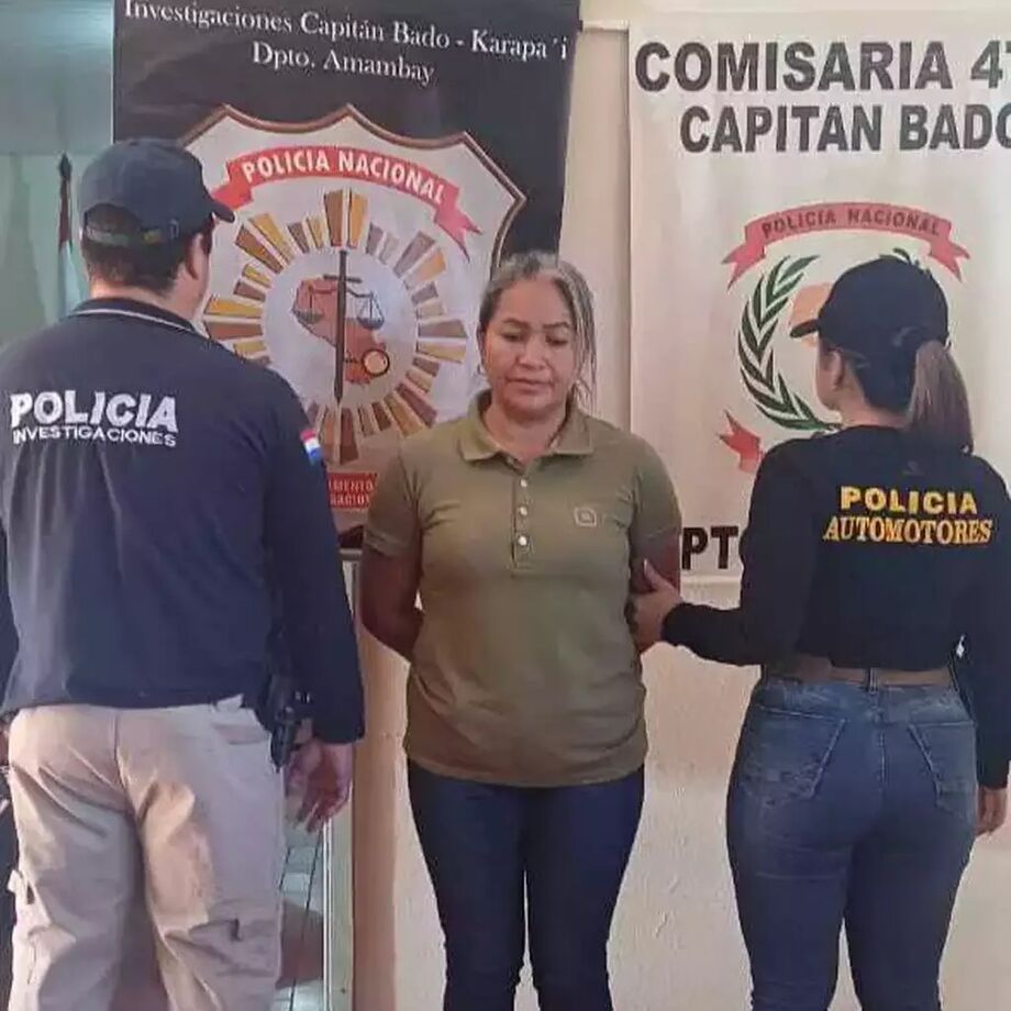 Celeida Acosta Segovia é conduzida por agentes da Polícia Nacional do Paraguai após ser presa em Capitán Bado, suspeita de receptação de veículos furtados usados em execução na fronteira com o Brasil