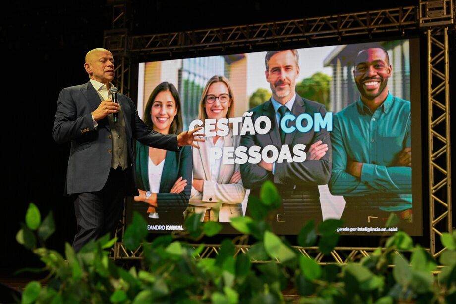 Leandro Karnal aborda os desafios da gestão com foco nas pessoas, destacando a importância do diálogo e da empatia no serviço público.