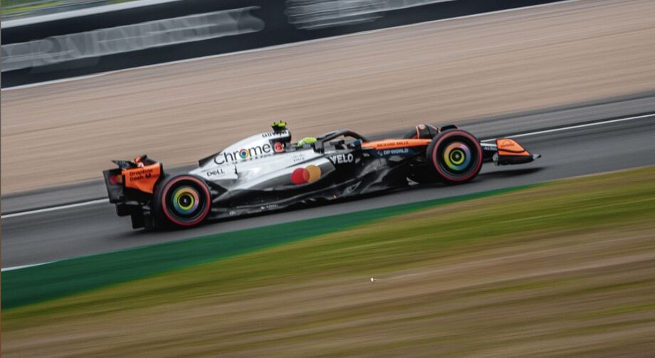 Lando Norris acelera sua McLaren no circuito de Silverstone durante o GP da Inglaterra de Fórmula 1; britânico conquistou sua primeira vitória em casa sob forte chuva e instabilidade na pista.