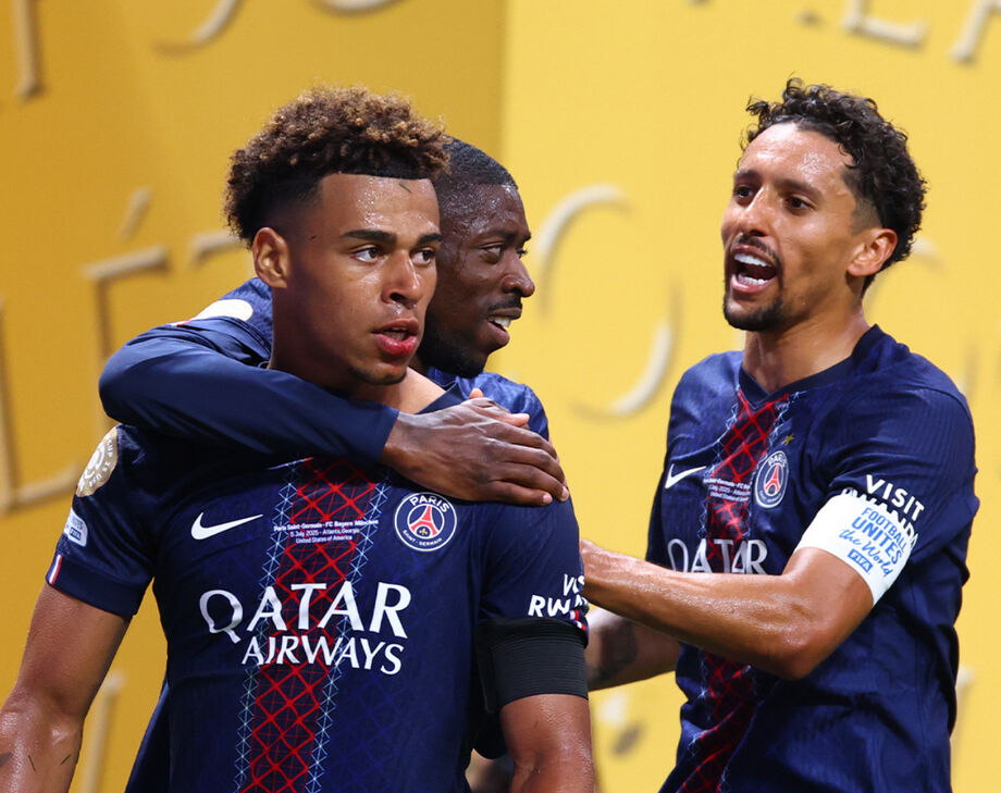 Dembélé é abraçado por companheiros após marcar gol na vitória do PSG sobre o Bayern de Munique, pelas quartas de final do Mundial de Clubes.