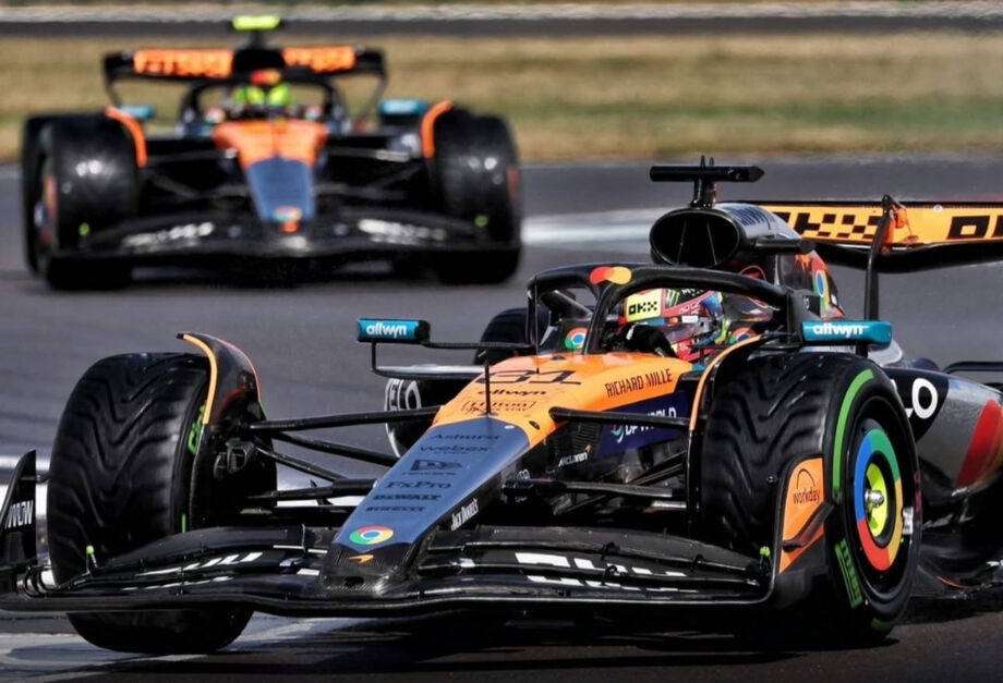 Lando Norris lidera o GP da Inglaterra com Oscar Piastri logo atrás, garantindo a dobradinha da McLaren em Silverstone.