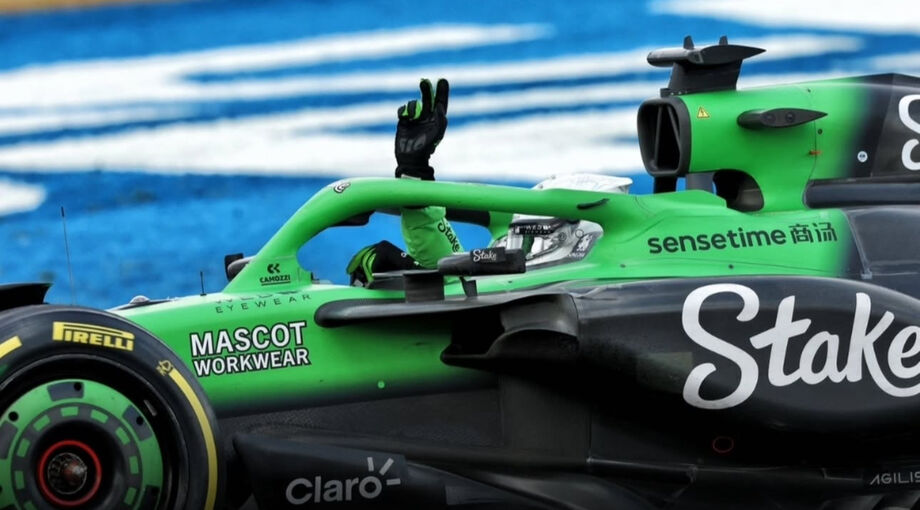 Nico Hülkenberg comemora com gesto de vitória após conquistar seu primeiro pódio na Fórmula 1, no GP da Inglaterra, em Silverstone.