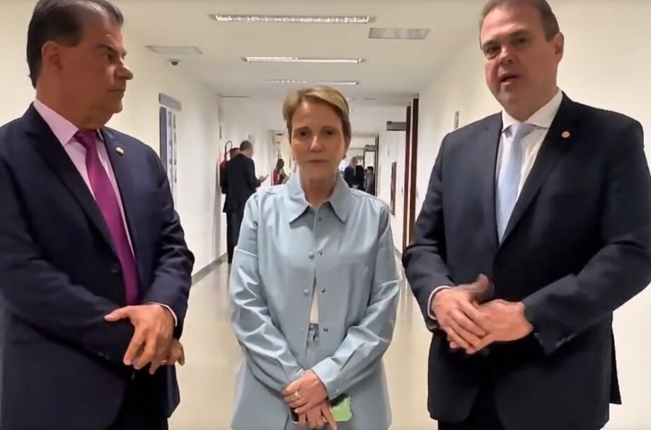Senador Nelsinho Trad, senadora Tereza Cristina e o presidente da Famasul Marcelo Bertoni discutem prorrogação do prazo para regularizar terras na fronteira de MS, em Brasília.