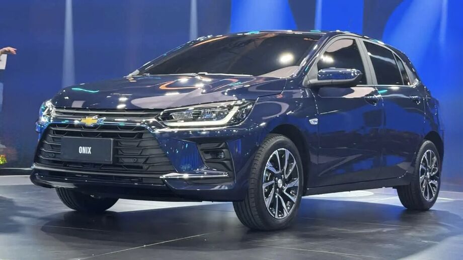 Chevrolet Onix 2026 estreia com novo visual, interior moderno e motor atualizado, sem aumentar os preços.