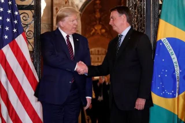 Trump e Bolsonaro em encontro nos EUA: aliança ideológica agora testada por crise comercial entre os países.