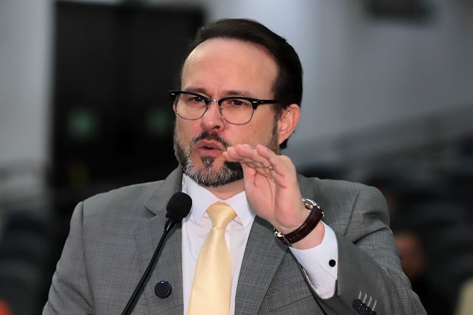 Vereador André Salineiro durante fala na Câmara Municipal de Campo Grande