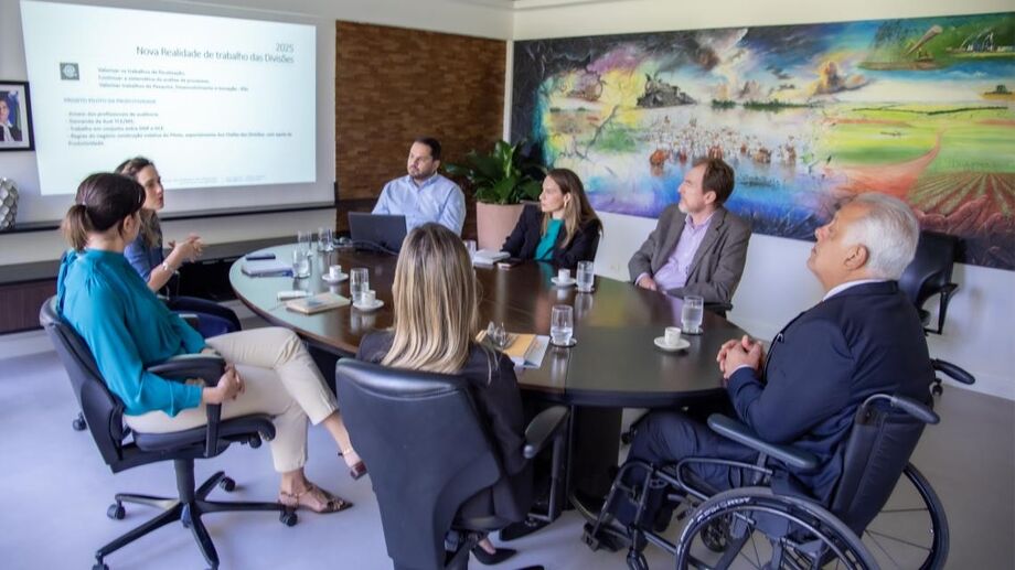 Equipe técnica apresenta ao presidente do TCE-MS, Flávio Kayatt, o piloto do programa de produtividade que busca valorizar servidores e modernizar a fiscalização.