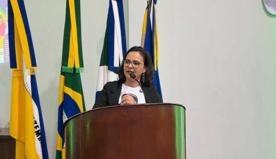 A deputada estadual Gleice Jane (PT) discursa durante a Conferência Regional das Mulheres, realizada em 25 de julho, em Dourados (MS).