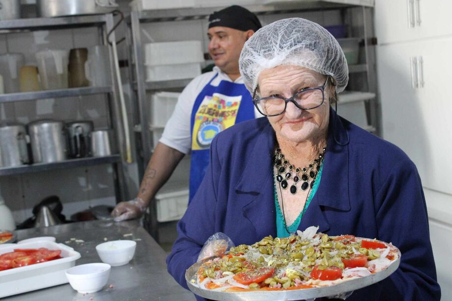 O Asilo São João Bosco, em Campo Grande (MS), promoveu na quarta-feira (10) uma festa temática para celebrar o Dia da Pizza, data que faz parte do calendário nacional.