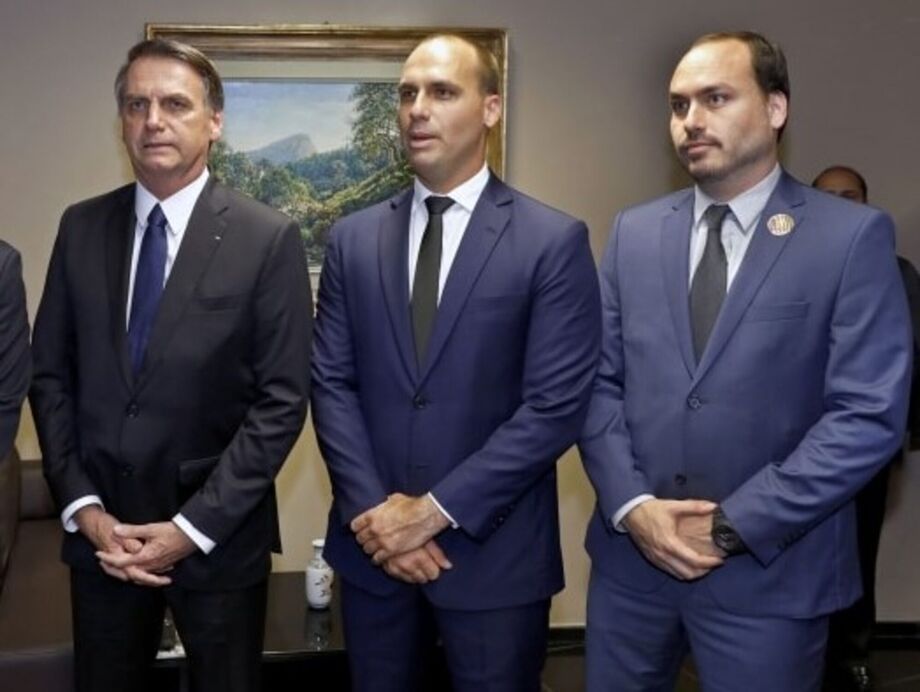 Jair Bolsonaro ao lado dos filhos, Eduardo e Carlos