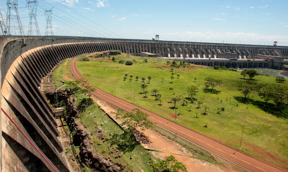 Vista dos condutores da hidrelétrica de Itaipu Binacional, a hidrelétrica foi criada em 26 de abril de 1973 e regida em igualdade entre Brasil e Paraguai