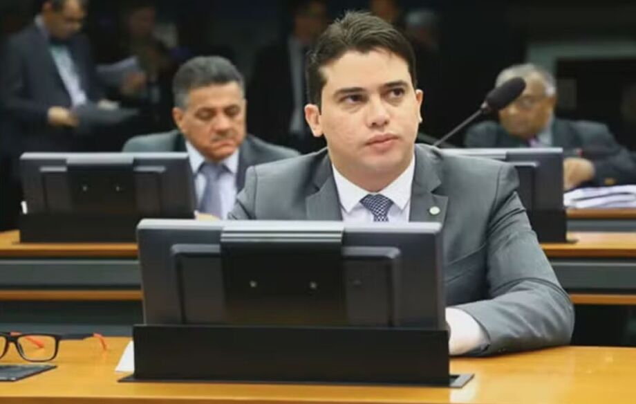 Deputado federal Júnior Mano, do PSB, é alvo de operação da PF que investiga o desvio de dinheiro de emendas parlamentares