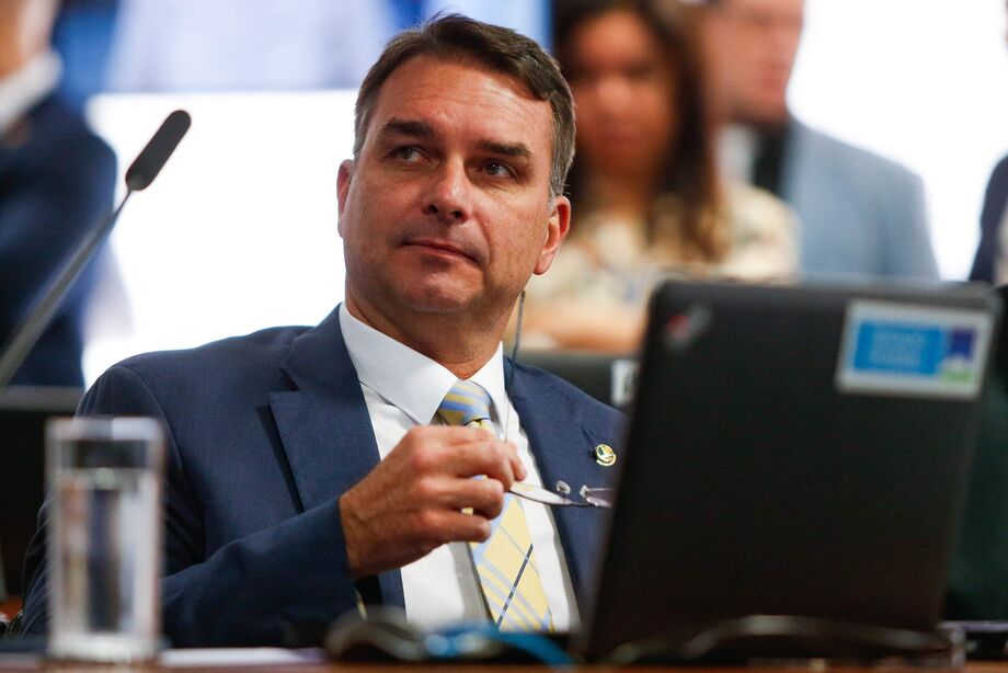 Flávio Bolsonaro protocolou um pedido de impeachment contra Alexandre de Moraes