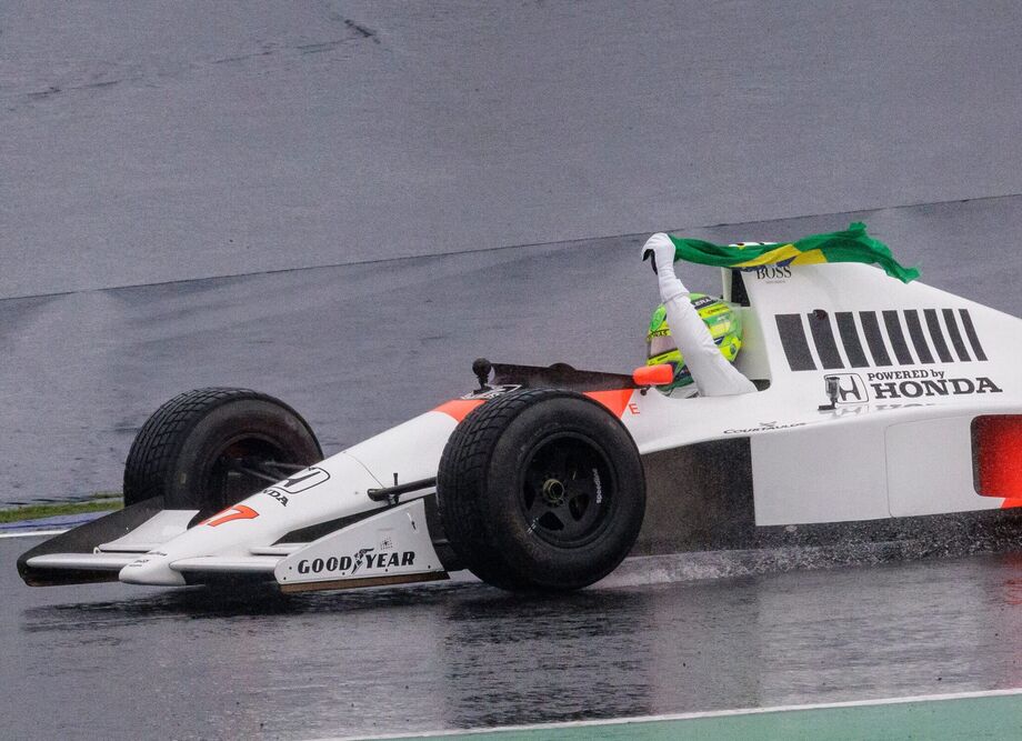 Lewis Hamilton conduziu Mclaren que pertenceu a Ayrton Senna em homenagem ao piloto, no GP de São Paulo em 2024.