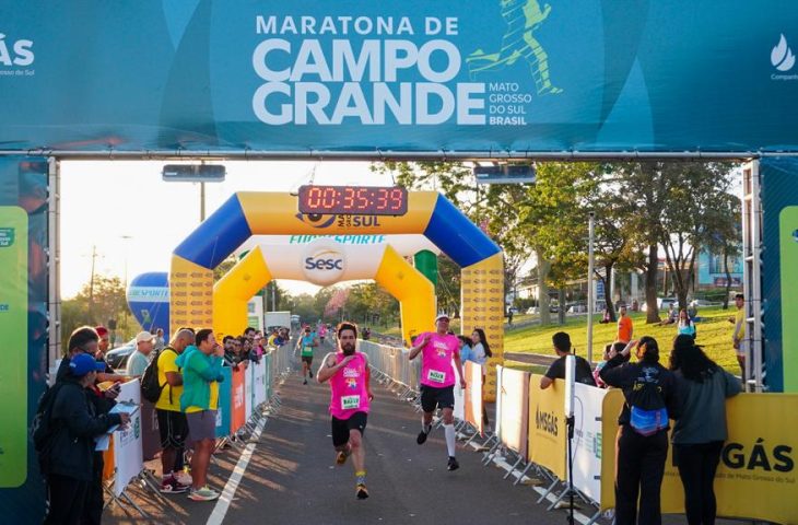 Corredores cruzam a linha de chegada na Maratona de Campo Grande, que em 2025 reunirá 4.500 participantes e distribuirá R$ 25 mil em prêmios.
