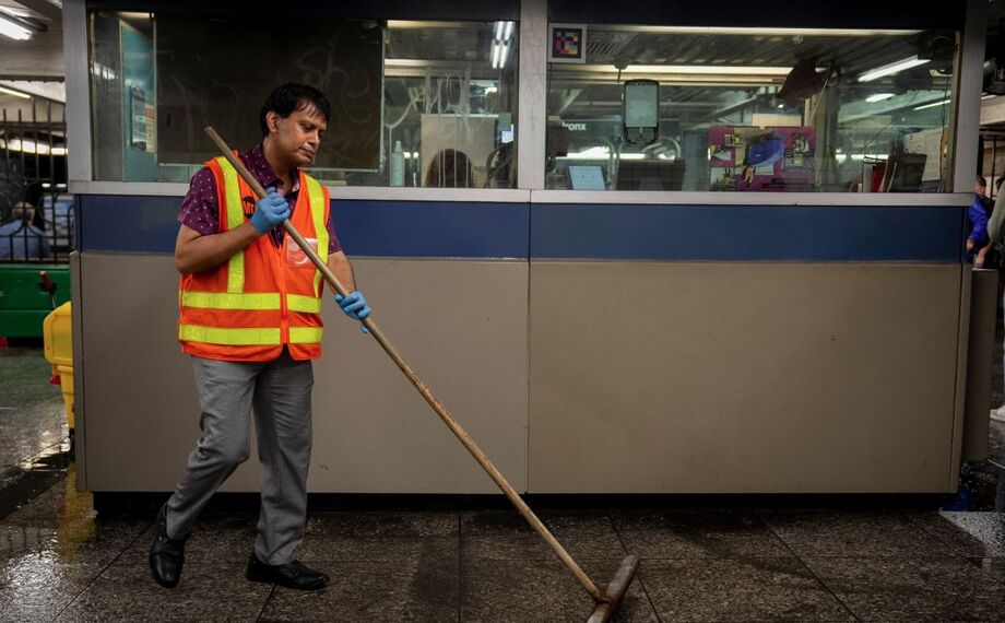 Trabalhadores limpam a água em uma estação de metrô em Manhattan.