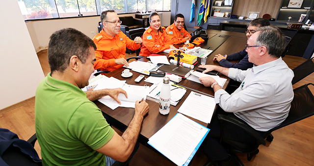 Momento em que o termo de convênio com o 2º Grupamento de Bombeiros Militar foi assinado, na manhã desta terça-feira, no gabinete do prefeito Marçal Filho.