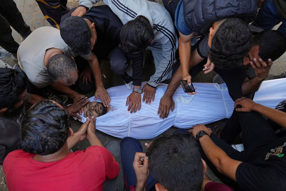Imagem do dia 28 de junho mostra parentes velando um palestino morto por um ataque israelense contra um hospital na Faixa de Gaza. Guerra deixou mais de 55 mil mortos no território palestino desde o seu início, em outubro de 2023