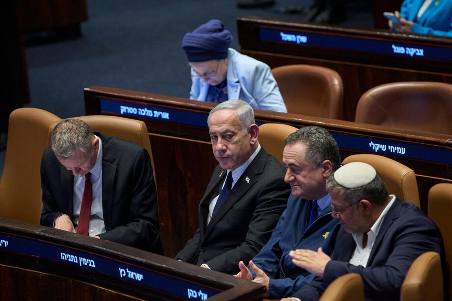 O primeiro-ministro de Israel, Binyamin Netanyahu, rodeado por ministros durante uma sessão do Knesset, o Parlamento israelense, em Jerusalém