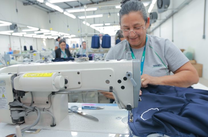 Indústria têxtil avança em MS com novas fábricas, qualificação profissional e foco na inclusão social e geração de empregos.