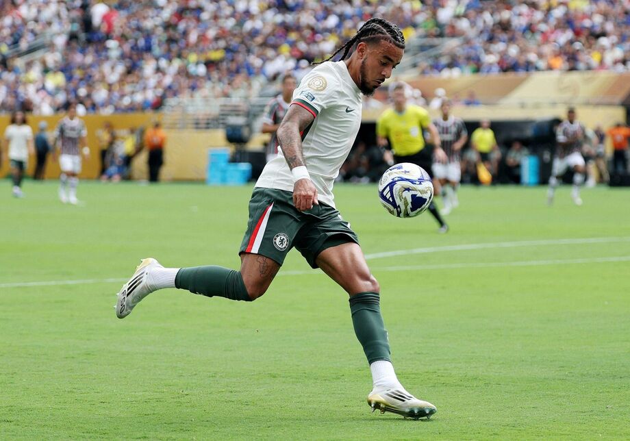 Malo Gusto em ação pelo Chelsea na vitória sobre o Fluminense na semifinal do Mundial de Clubes, em East Rutherford.