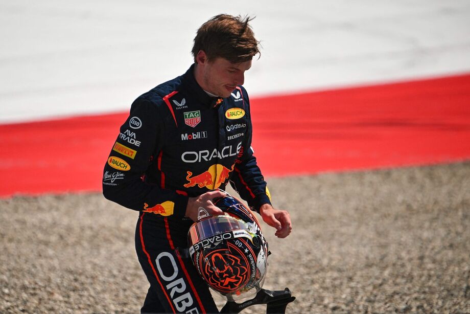 Max Verstappen teve de abandonar GP da Áustria após ter sofrido toque de Kimi Antonelli, da Mercedes.