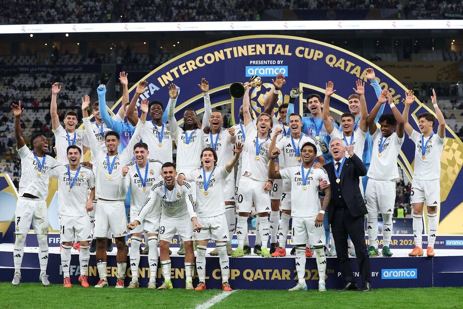Elenco do Real Madrid comemora título intercontinental conquistado em 2024.