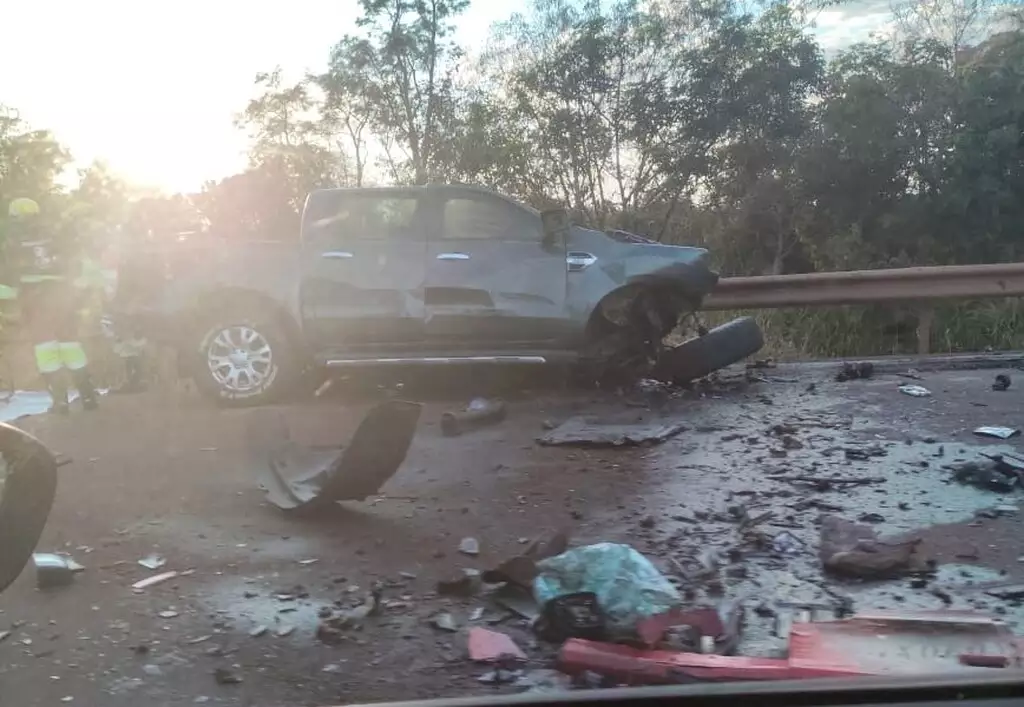 Colisão entre caminhonete e carreta na BR-163 deixa um morto em Nova Alvorada do Sul; trânsito segue com lentidão.