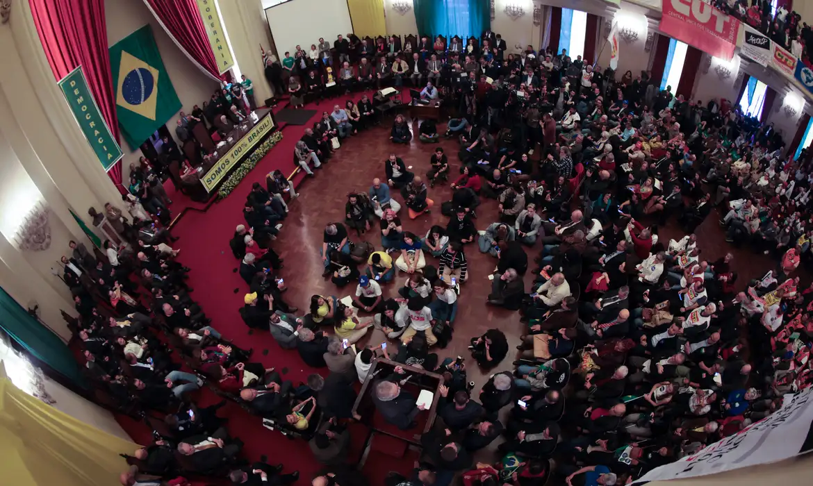 Representantes de movimentos sociais, partidos políticos, juristas, universidades, centrais sindicais e organizações da sociedade civil realizaram nesta sexta-feira (25) ato em defesa da soberania nacional