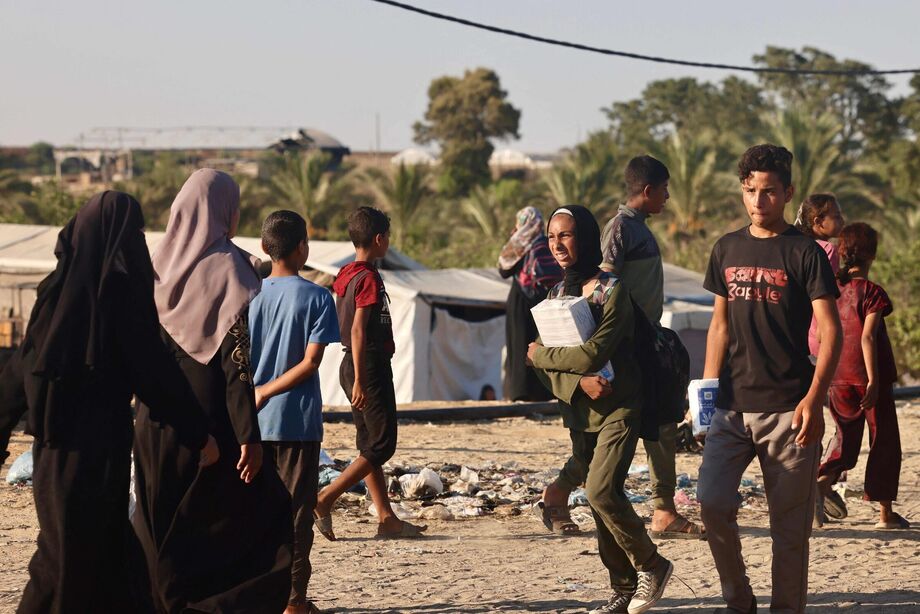 Imagem mostra palestinos em uma rua na cidade de Jabalia, Faixa de Gaza, após entrega de ajuda humanitária. Colonos de Israel querem anexar território com expulsão de palestinos