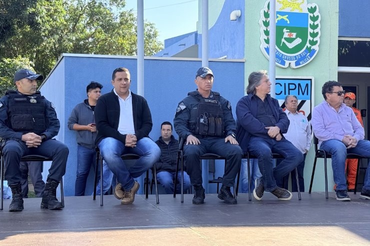 Deputado Caravina participa da solenidade de reativação do destacamento da Polícia Militar em Nova Porto XV, distrito de Bataguassu, realizada na manhã de segunda-feira (7), ao lado de autoridades e representantes da segurança pública.