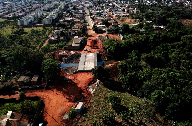 Obra no Lageado encerra travessia por pinguela com nova ponte e pavimentação, mudando a rotina de moradores.