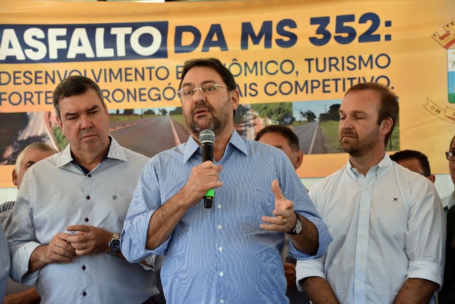 Presidente da Fiems, Sérgio Longen, participa da inauguração do asfalto na MS-352 junto do governador Eduardo Riedel