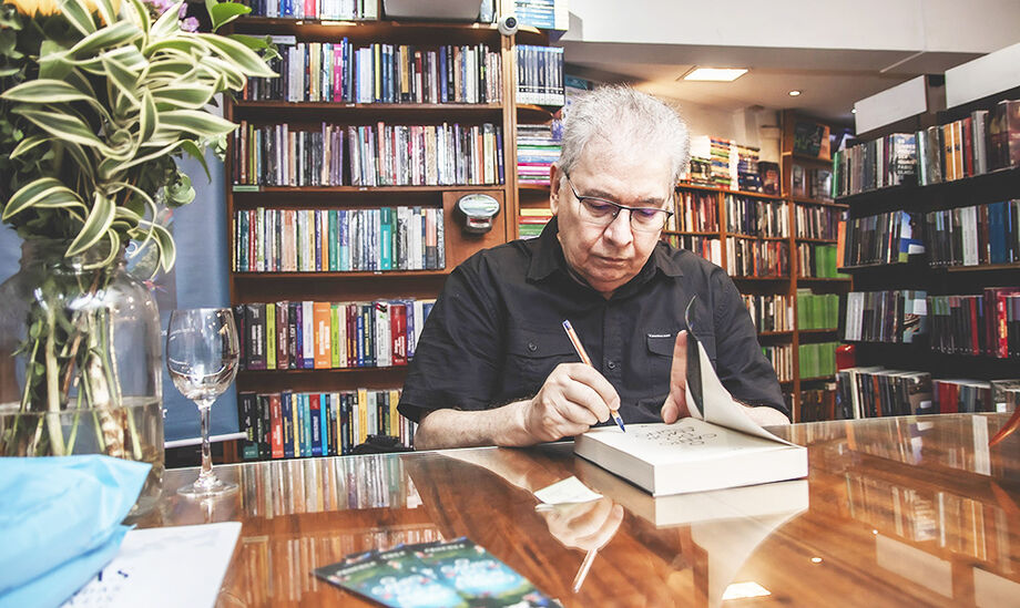 Proença é economista de formação e trabalhou por mais de 30 anos em uma das maiores instituições financeiras do país. Agora aposentado, dedica-se a carreira de escritor e publicou um livro infantil, dois de contos e dois romances