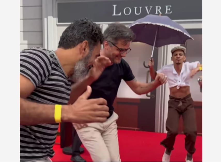 Wagner Moura dança Frevo em evento de lançamento do filme brasileiro 'O Agente Secreto' no festival Cinéma Paradiso Louvre, em 2025, na França.