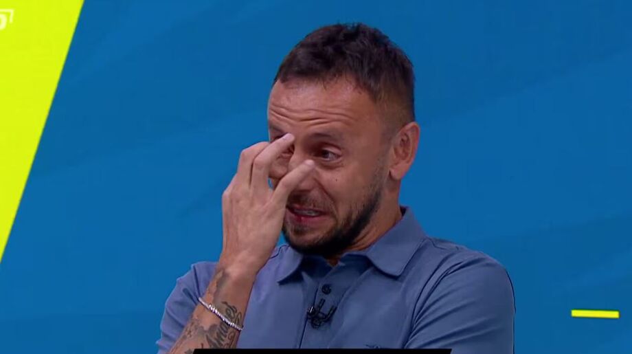 Rafinha se emocionou ao oficializar aposentadoria.