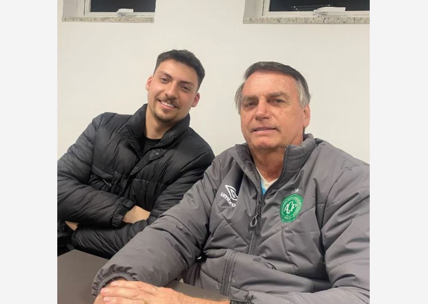 Jair Renan ao lado do pai, Jair Bolsonaro