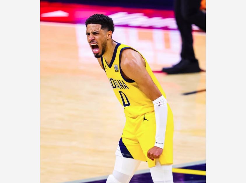 Tyrese Haliburton celebra ponto em partida da NBA