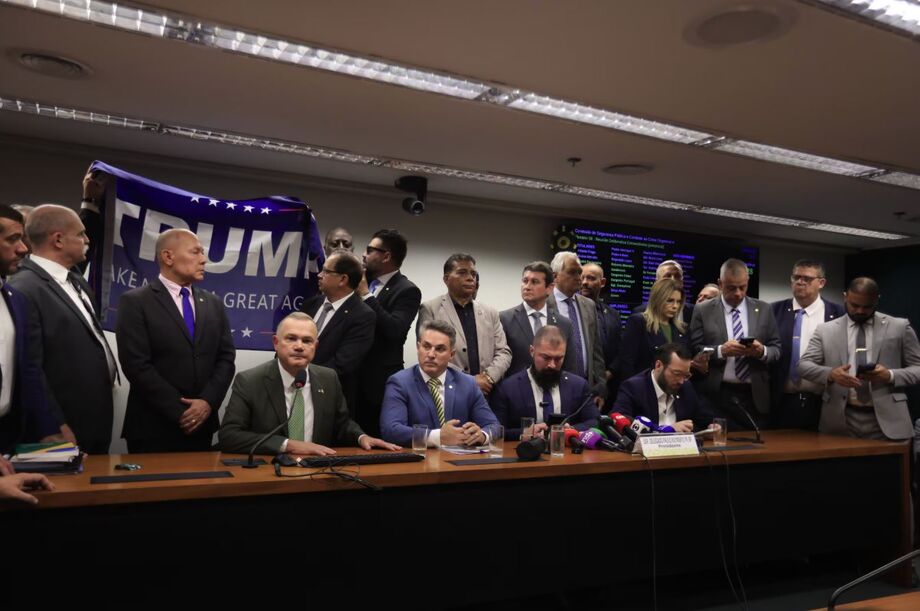 Delegado Caveira (à dir.) drapeou bandeira de Trump ao lado de Sargento Fahur.